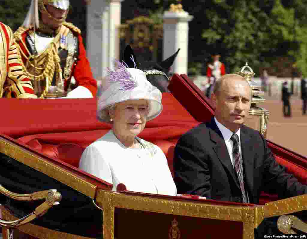 Regina Elisabeta a II-a și președintele rus Vladimir Putin sosesc la Palatul Buckingham, Londra, 24 iunie 2003.