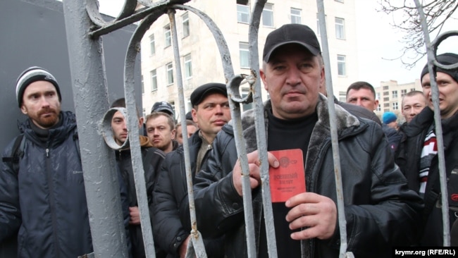 Біля одного з військкоматів в окупованому Криму на початку російської анексії
