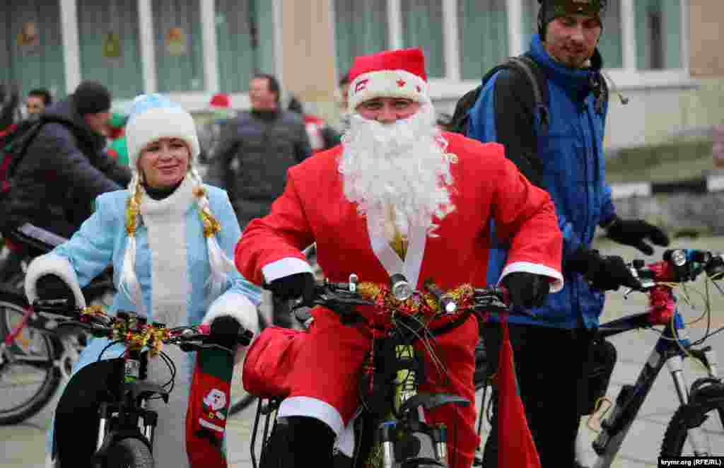 Участники велопробега были одеты в костюмы Дедов Морозов и Снегурочек.