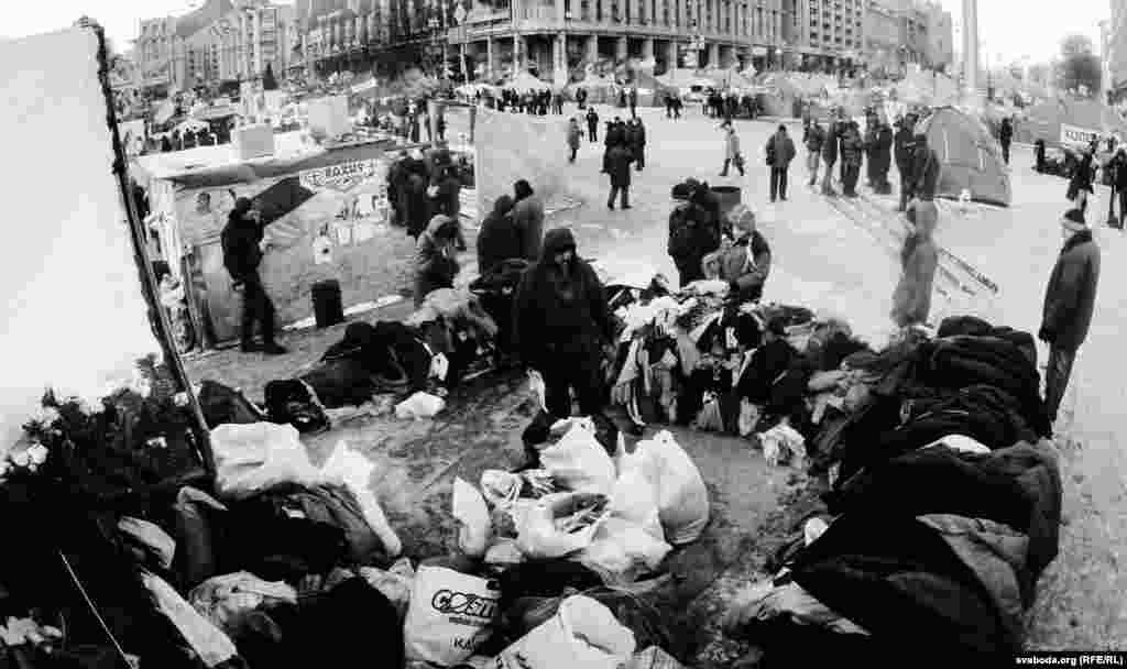 Grumbuj rrobash janë lënë në dispozicion të protestuesve, që t&#39;i ndihmojnë ata për t&#39;i mbajtur më ngrohtë.