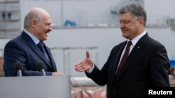 Президент України Петро Порошенко (п) та його білоруський колега Олександр Лукашенко, Чорнобильська АЕС, 26 квітня 2017 року