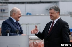 Президент Украины Петр Порошенко (п) и президент Беларуси Александр Лукашенко