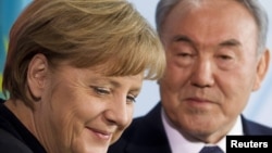 Қазақстан президенті Нұрсұлтан Назарбаев (оң жақта) пен Германия канцлері Ангела Меркель. Германия, Берлин, 8 ақпан 2012 жыл.