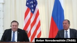 Mike Pompeo (solda) və Sergei Lavrov, arxiv fotosu