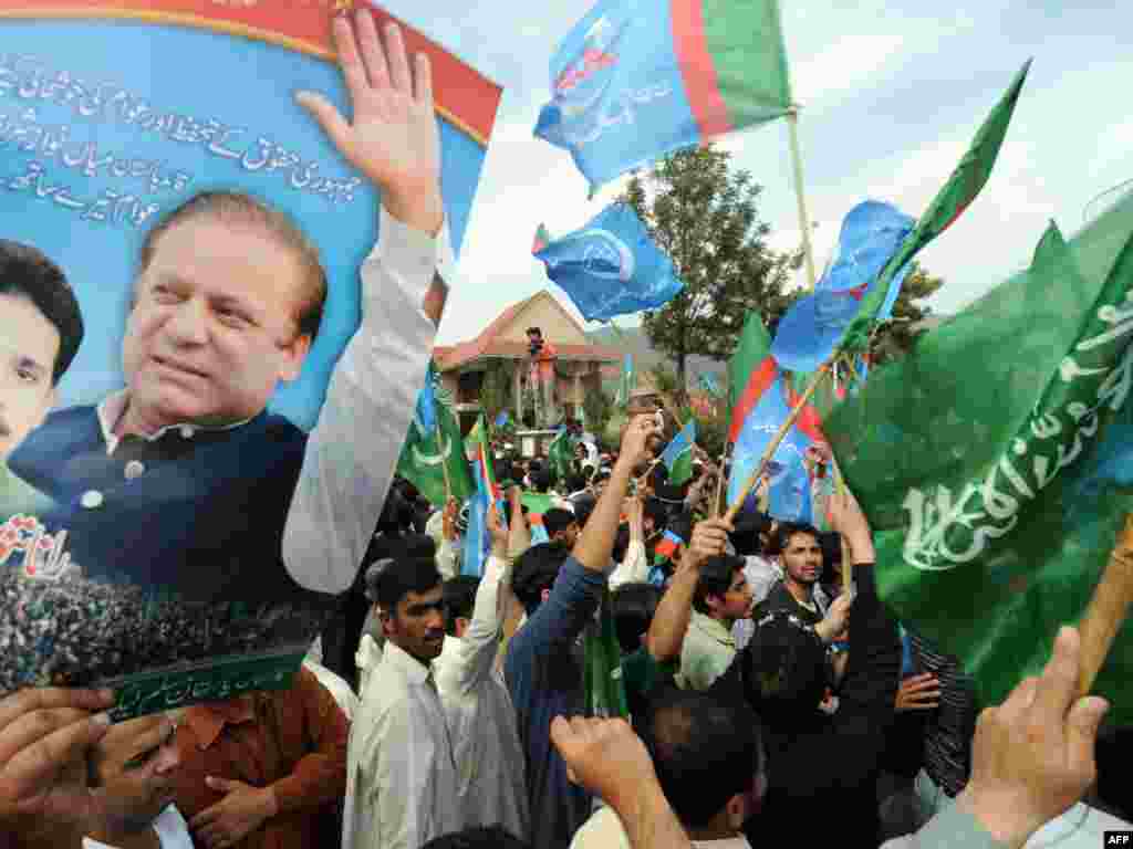 Pakistan - Opozicija slavi - Promatrači tvrde da je pozicija premijera Pakistana oslabljena nakon što je pristao na prošlotjedni zahtjev opozicije da vrati na posao predsjednika Vrhovnog suda.Mnogi poznavaoci strahuju da bi se situacija u Pakistanu mogla oteti kontroli. 