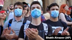 Участники акции протеста перед зданием парламента в Тбилиси