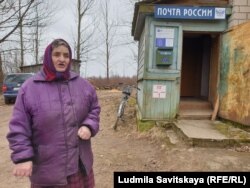 Анна Захаровна рядом с почтой
