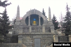 Розмальований в кольори українського прапора пам'ятник Леніну в Челябінську