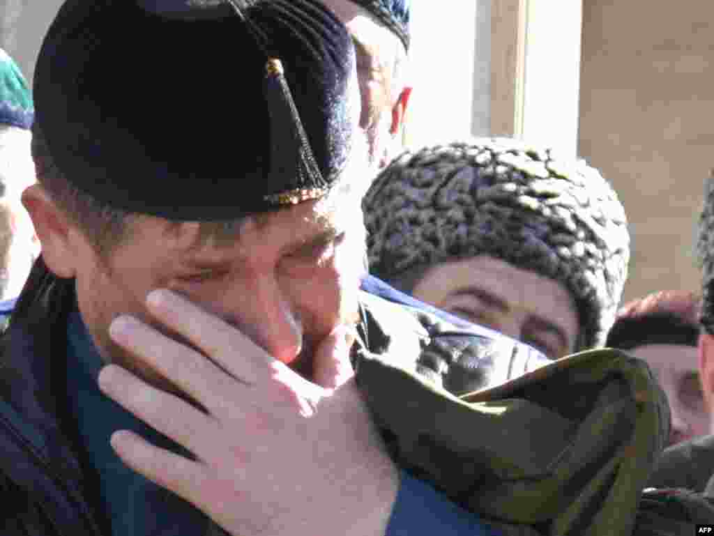 Čečenija - Predsjednik plače - Predsjednik Čečenije, po mnogima, bezosjećajni dikaktor je pokazao i svoje ljudsko lice. Ovdje plače na otvaranju džamije u selu Kurchaloi.