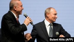 Ресей президенті Владимир Путин (оң жағында) және Түркия президенті Режеп Тайып Ердоған