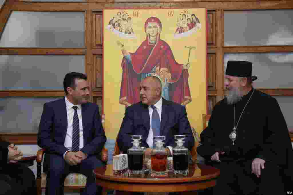 МАКЕДОНИЈА - Премиерот Зоран Заев во интервју за БГНЕС изјави дека Бугарија не е фашизам, туку пријател на Македонија. Тој порочи и дека имаме заедничка историја со Бугарија и дека Гоце Делчев е револуционер и за Бугарите и за Македонците, кои се бореле за слободата на Македонија и Одринско. Изјавите наидоа на остра критика во јавноста, а македонска членка на историската комисија во преговорите со Бугарија се огради од изјавите на Заев.