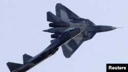 Российские истребители «Сухой T-50» в небе во время показательных выступлений. Иллюстративное фото.