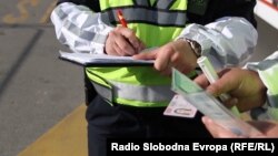 Yol polisi sürücünü cərmələyir, arxiv foto