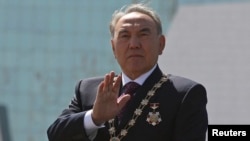 Nursultan Nazarbaev la parada forțelor armate cu ocazia Zilei Victoriei