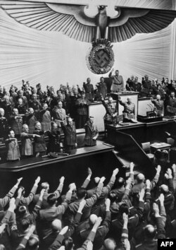 Гітлер виступає на нацистському зібранні. Гітлерівський, як і Сталінський режим, знищив десятки мільйонів людей