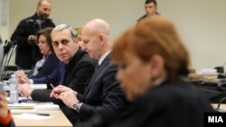Боки 13, неговиот адвокат Сашо Дукоски и обвинителката Вилма Русковска на судење за случајот „Рекет“