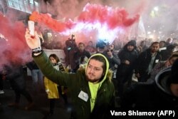 Учасники маршу прямують до будівлі грузинського парламенту, Тбілісі, 25 листопада 2019 року