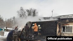 На месте пожара в доме в селе Бесколь в Северо-Казахстанской области. 19 декабря 2019 года.