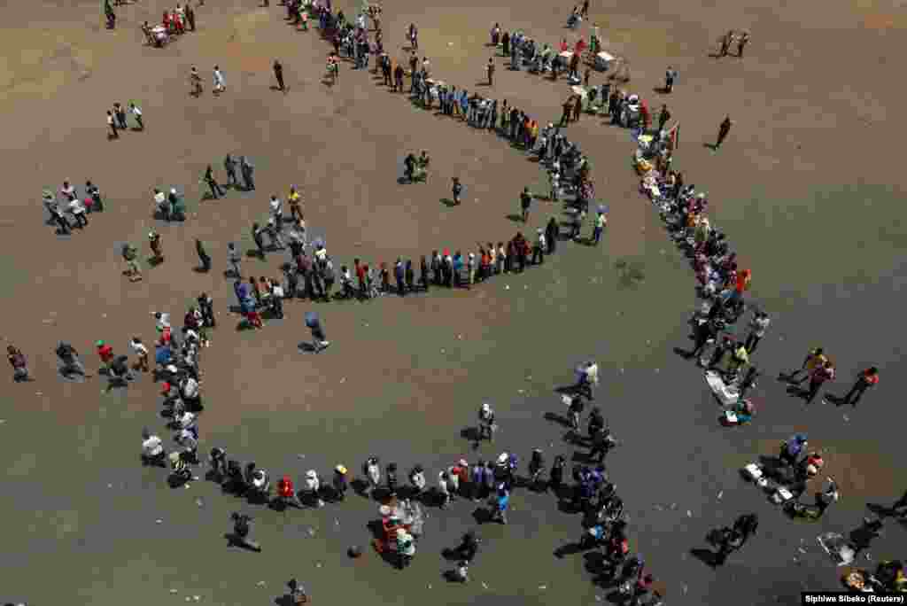 Mourners arrive at the Rufaro Stadium in the Mbare township where the body of Zimbabwe's founder Robert Mugabe was lying in state following his death earlier this month. (Reuters/Siphiwe Sibeko)