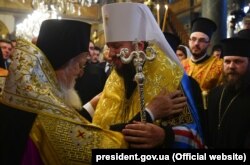 Ecumenical Patriarch Bartholomew (left) and Metropolitan Epifaniy, the head of the Orthodox Church of Ukraine in Istanbul on January 5.