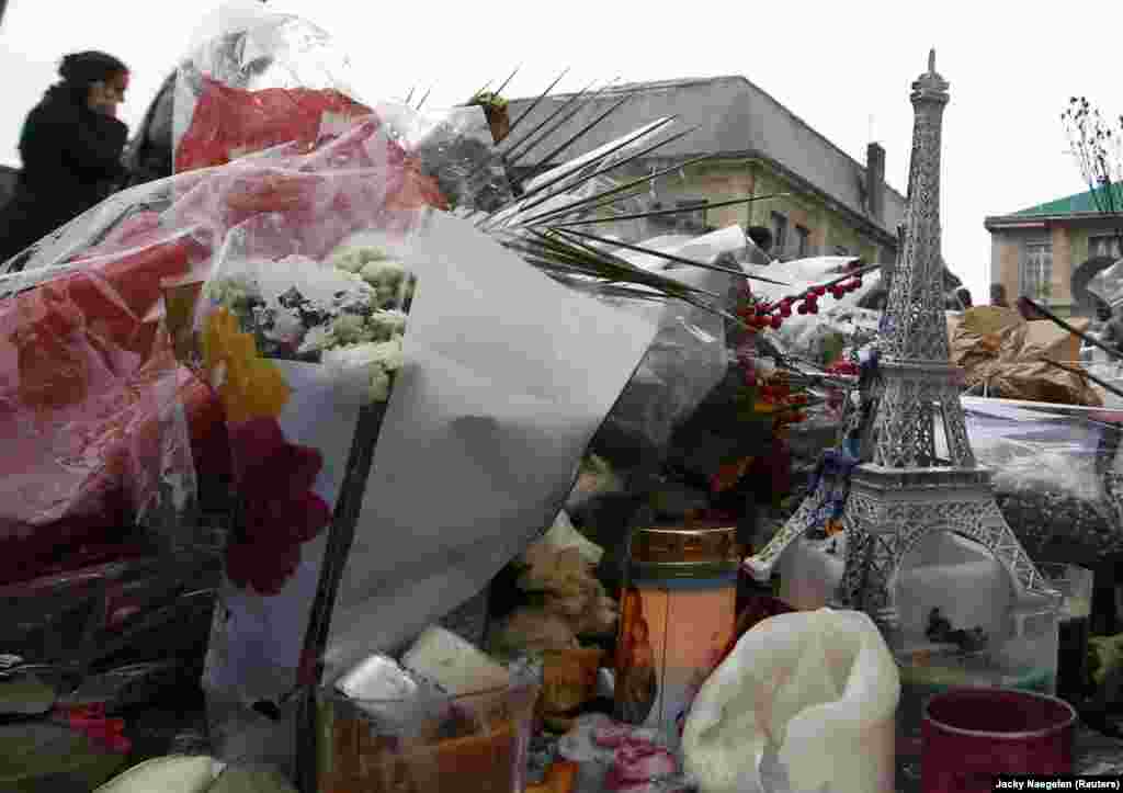 Sjećanje na žrtve ispred jednog od mjesta napada, restorana Le Carillon, Pariz, 16. novembar 2015.