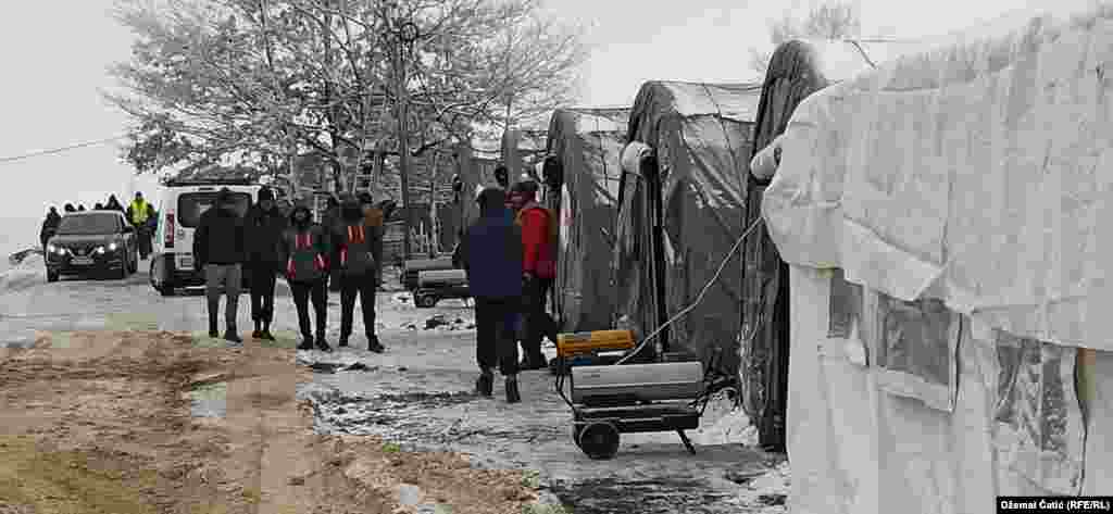 Oko 200 migranata i izbeglica smešteno je u potpuno opremljene šatore u kampu &quot;Lipa&quot;, oko trideset kilometara od Bihaća, u BiH, 8. januara. (Džemal Ćatić / RFE/RL)