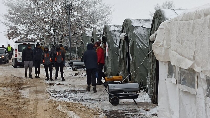 Grupa migranata  kraj Bihaća smještena u vojne šatore u 'Lipi'