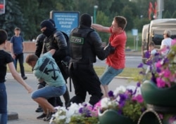 Полиция жасағы наразылық акциясына шыққандарды ұстап жатыр. Минск, 10 тамыз 2020 жыл.