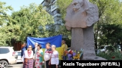 Участники возложения цветов к памятнику Тарасу Шевченко под государственным флагом Украины. Алматы, 24 августа 2016 года.