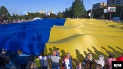 В Мариуполе во время празднования Дня города развернули самый большой флаг Украины. Размер флага – 60 на 40 метров. Мариуполь, 10 сентября 2016 года (иллюстративное фото)