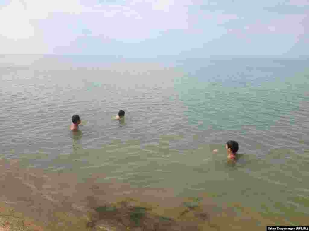 Дети купаются в Аральском море. Село Акбасты, 1 августа 2016 года.&nbsp; &nbsp;