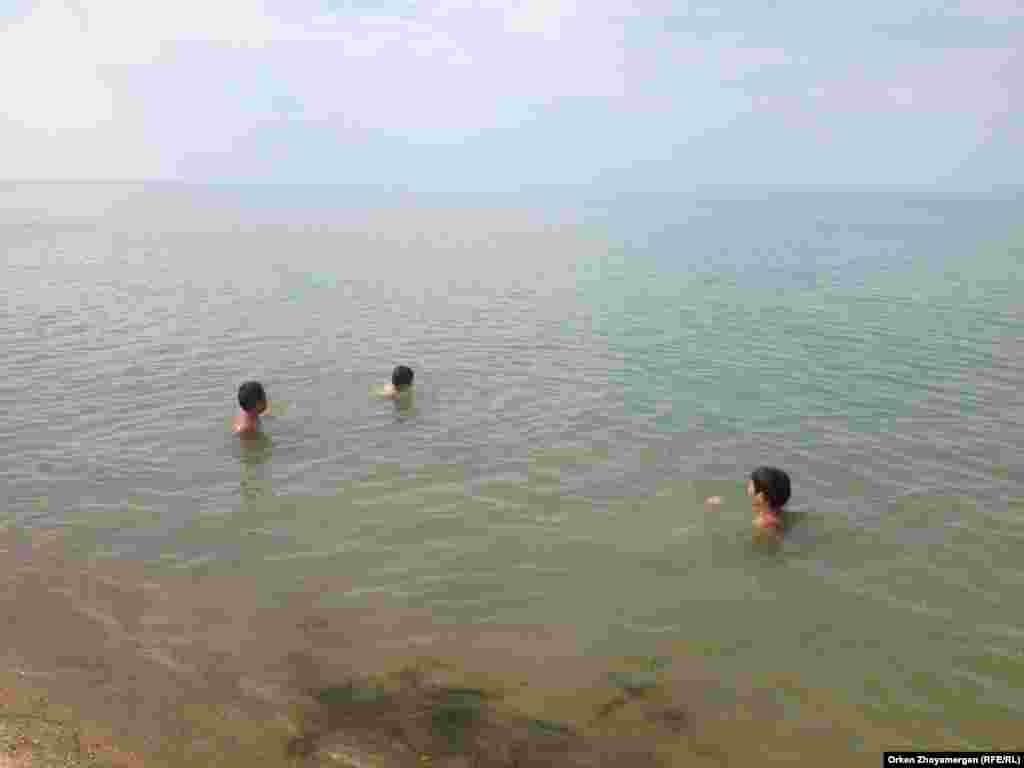 Дети купаются в Аральском море. Село Акбасты, 1 августа 2016 года. 