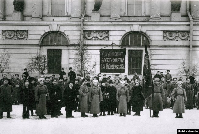 Il comando del primo distaccamento comunista bielorusso e i dipendenti della filiale Belnatsky di Pietrogrado vicino alla Biblioteca pubblica di Pietrogrado.  Gennaio 1919