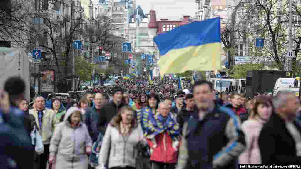 Activists begin their march to Kyiv&#39;s Olimpiyskiy Stadium.