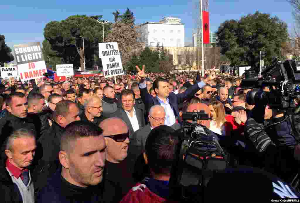 Kryetari i Partisë Demokratike të Shqipërisë, Lulzim Basha, në mesin e protestuesve.