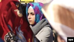 Жас мұсылмандардың демонстрациясына қатысушы қыз. Стамбул, 2 ақпан 2008 жыл