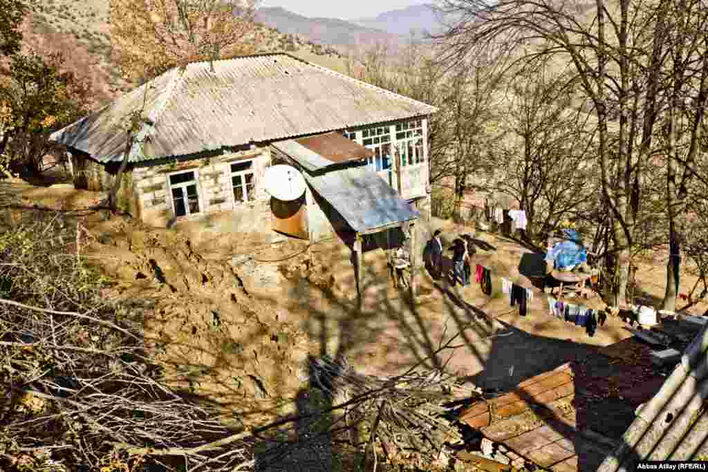 1250 yaxın sakini olan bu kəndin əsas dolanışığı Gədəbəyin digər kəndlərində olduğu kimi dəmyə əkilən kartof təsərrüfatıdır. Kənd dağlıq ərazidə yerləşdiyindən yağıntıların bol olduğu üçün hər sakin ilə ərzində tonlarla kartof hasil edə bilir.