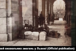 Українські воїни біля входу у Ратушу, Львів, листопад 1918 року
