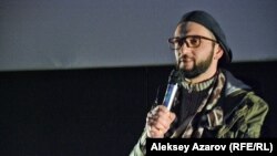 Теоман Хос играет в фильме «Черный, чёрный человек» Пукуара – того, кого преступный клан полицейских назначил на роль «убийцы», которого Бекзат должен ликвидировать. Это роль без слов персонажа с ментальными отклонениями, не от мира сего. Но внутренне перерождающийся полицейский прячет Пукуара у друга детства на отдаленном кочевье. Алматы, 5 февраля 2020 года.