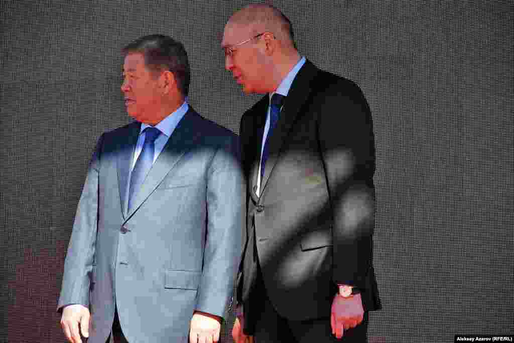 Со словами приветствия к участникам велогонки обратились аким Алматы Ахметжан Есимов и председатель Национального банка Кайрат Келимбетов. Оба – любители велосипедных прогулок. А Кайрат Келимбетов еще и президент Федерации велоспорта Казахстана.