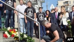 Акция памяти жертв крушения MH17 у посольства Нидерландов в Украине. Киев, 17 июля 2015 года.