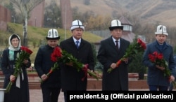 Қырғызстанның қазір түрмеде отырған бұрынғы президенті Алмазбек Атамбаев (сол жақта) және экс-президентке үш күн айналған Сооронбай Жээнбеков. Қараша 2017 жыл.