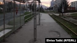 Prazno tramvajsko stajalište u Sarajevu
