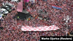 Tisuće hrvatskih navijača na Trgu bana Jelačića