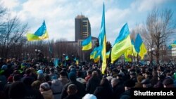 Проукраїнський мітинг у Луганську. Квітень 2014 року