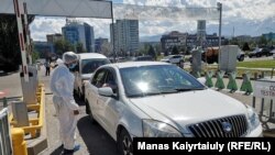Машина у пункта сдачи теста на коронавирус в Алматы. 12 июня 2020 года.