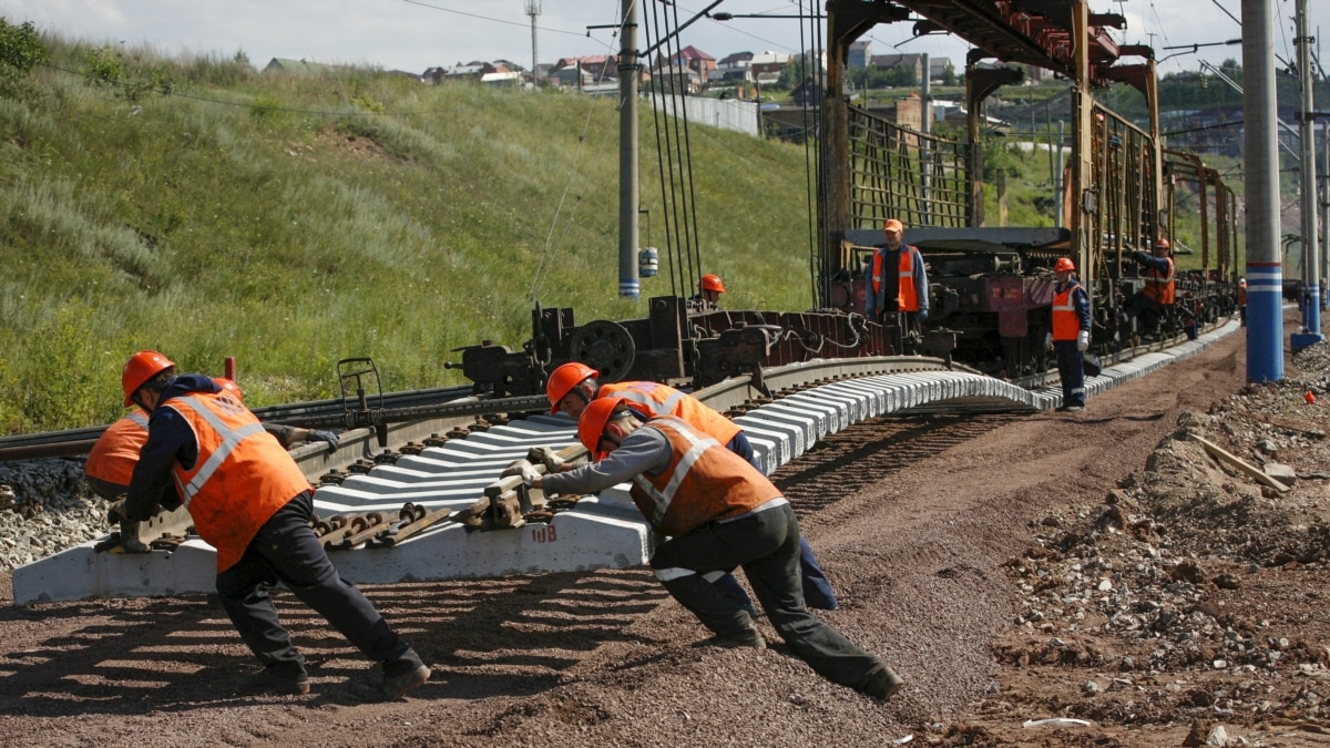 Россия строит железную дорогу. Укладка железнодорожных путей. Стройка железной дороги. Строительство железных дорог. Реконструкция железнодорожного пути.