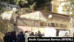 Российские дипломаты в Каире сидят за колючей проволокой