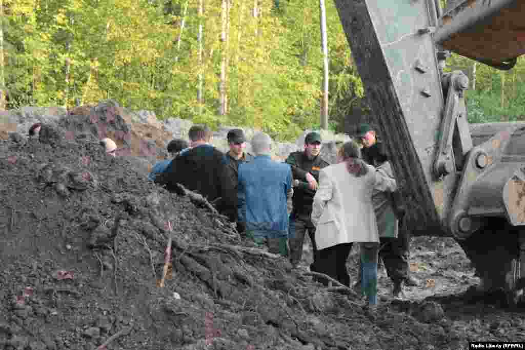 Активисты разговаривают с представителями ЧОП (Частного охранного предприятия)