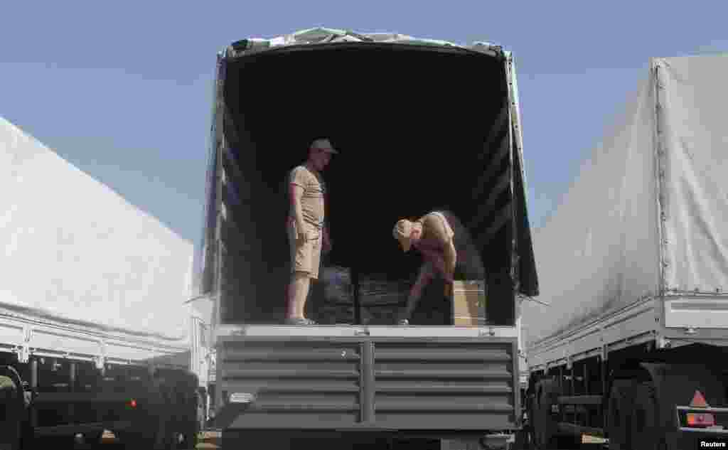 Водії &laquo;гуманітарного конвою&raquo; Росії показали вміст своїх вантажівок у таборі поблизу населеного пункту Каменськ-Шахтинський, Ростовської області, 15 серпня 2014 року 